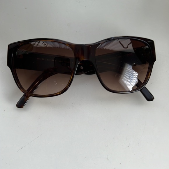 Beautiful Burberry Sunglasses with sunglass case and cleaning cloth! - Picture 5 of 7